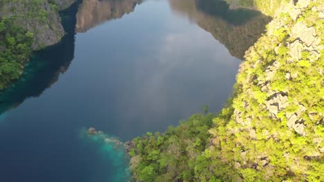 Aerial-shot-showing-dramatic-landscape-at-Coron-Island-in-Palawan,-Philippines