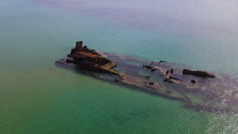 4K-rotating-clip-over-a-shipwreck-in-the-tropical-beach-of-Epanomi,-Norhtern-Greece