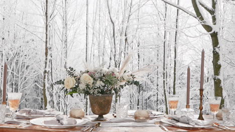 Dekorierter-Tisch-Für-Ein-Luxuriöses-Hochzeitsessen-Im-Verschneiten-Winterwald