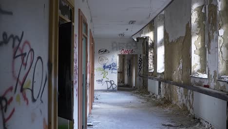 Pasillo-De-Un-Hospital-asilo-Abandonado