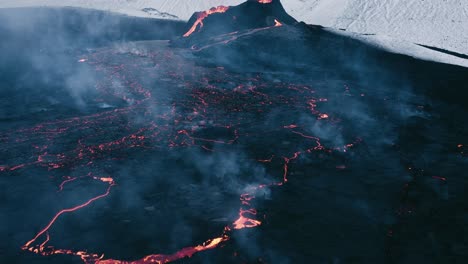 Volcán-Geldingadalsgos-En-Erupción-En-Islandia-Con-Un-Suave-Flujo-De-Lava-En-La-Superficie