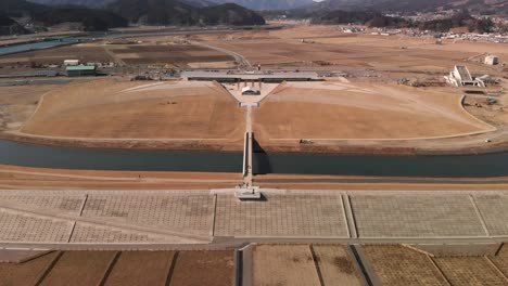 Inclinación-Aérea-Lenta-Hacia-Arriba-Sobre-Terreno-Plano-En-El-Museo-Conmemorativo-Del-Tsunami-De-Iwate-En-Japón