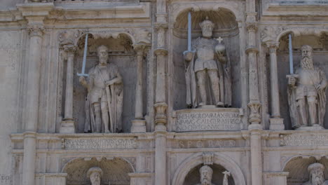 Puerta-De-La-Ciudad-De-Arco-Santa-Maria-En-Burgos,-España,-Pan-De-Tiro-Medio-A-La-Derecha
