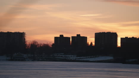 Urbane-Landschaft-Mit-Dramatischem-Sonnenuntergangshimmel-Im-Winter-In-Sherbrooke,-Quebec,-Kanada