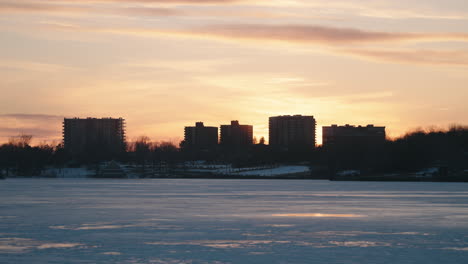 Schöner-Sonnenunterganghimmel-Mit-Silhouettiertem-Stadtbild-In-Sherbrooke,-Quebec,-Kanada