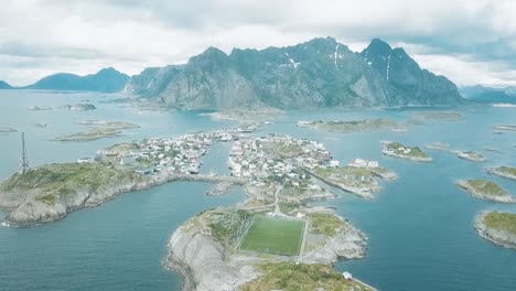 Norwegen,-Henningsvaer-Fußballplatz-Drohne