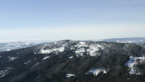 Wälder-An-Einem-Verschneiten-Berghang-An-Einem-Sonnigen-Wintertag,-Jeseniky,-Tschechien