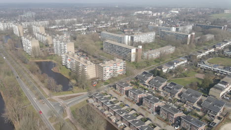 Aerial-of-apartment-buildings-at-the-edge-of-suburban-neighborhood