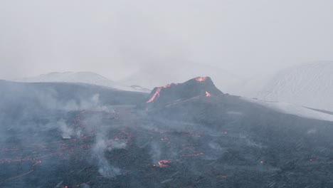 Starker-Schneefall-Am-Aktiven-Vulkan-Geldingadalsgos-In-Island,-März-2021,-Antenne