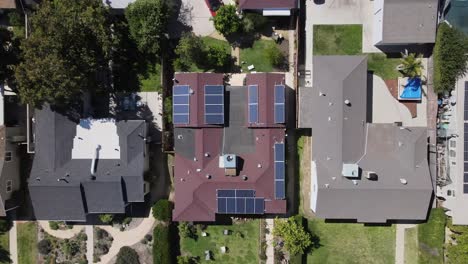Solar-panels-on-rooftop-of-private-house-at-Van-Nuys,-Los-Angeles