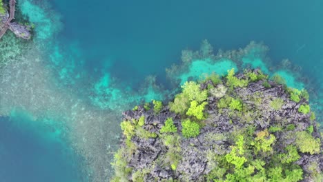 Aerial-top-down-view-of-limestone-karst-scenery-and-turquoise-ocean-water-in-Coron-Island,-Palawan,-Philippines