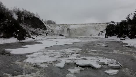 Flussbach-Mit-Schwimmendem-Eis-Im-Winter-An-Den-Chaudiere-Falls-In-Levis,-Quebec-City,-Kanada