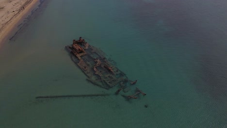 Steady-4K-Clip-über-Einem-Schiffswrack-In-Epanomi,-Griechenland