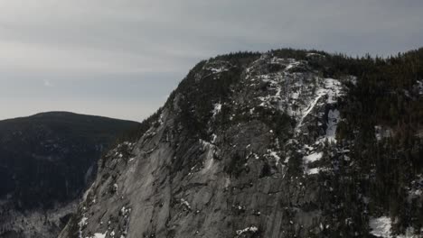 Felsige-Steile-Berge,-Die-Im-Winter-In-Quebec,-Kanada,-Am-Mont-Du-Dome-Gegen-Den-Düsteren-Himmel-Aufragen