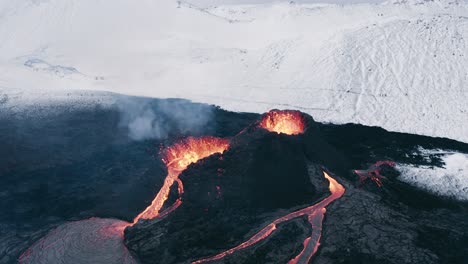 Vulkan-Spuckt-Glühendes-Magma-Aus-Basaltkegel-In-Island,-Fagradalsfjall