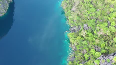 Luftaufnahme-Der-Dramatischen-Karstlandschaft-Und-Des-Türkisfarbenen-Ozeanwassers-An-Der-Twin-Lagune-In-Coron-Island,-Palawan,-Philippinen