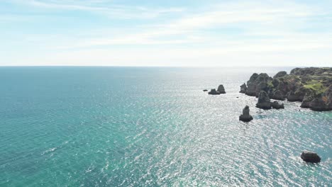 Atlantischer-Ozean-Und-Felsige-Küste-Der-Algarve-An-Einem-Sonnigen,-Luftigen-Tag