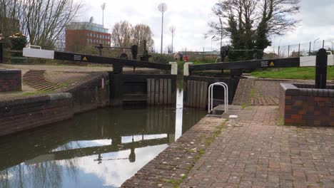 4K-Ansicht-Eines-Kanaltors-Im-Bridgewater--Und-Taunton-Kanal