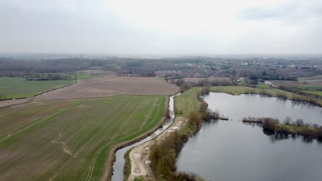 Ein-Drohnenschuss,-Der-über-Connington-Lakes-Neben-Dem-Fluss-Sotur-In-England-Fliegt