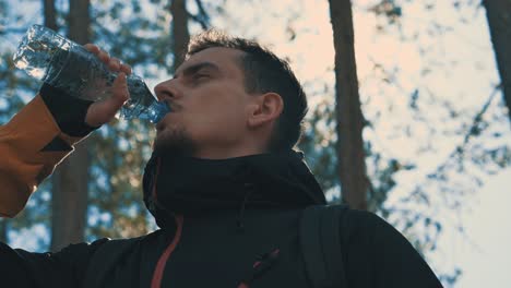 Der-Wanderer-Im-Wald-Trinkt-Wasser-Aus-Der-Plastikflasche-4k