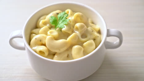 macaroni-and-cheese-with-herbs-in-bowl