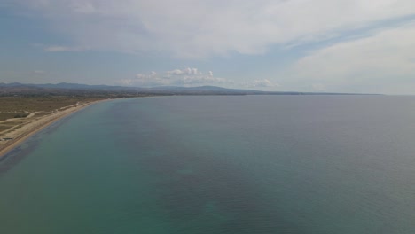 4K-Dauerclip-über-Einer-Halbinsel-Am-Tropischen-Strand-Von-Epanomi,-Chalkidiki,-Griechenland