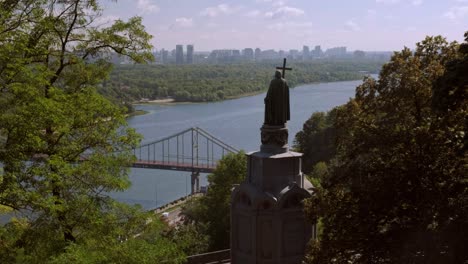 Die-Kamera-Hebt-Sich,-Um-Die-Statue-Von-Volodymyr-Zu-Enthüllen,-Das-Große-Denkmal,-Das-Im-Herbst-Die-östlichen-Regionen-Von-Kiew-überblickt