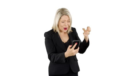Attraktive-Blonde-Geschäftsfrau,-Die-Wütend-Und-Verärgert-Ist,-Als-Sie-Mit-Einer-Spiele-App-Auf-Ihrem-Telefon-Mit-Weißem-Hintergrund-Geld-Verliert