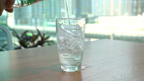Wasser-In-Eisglas-Gießen