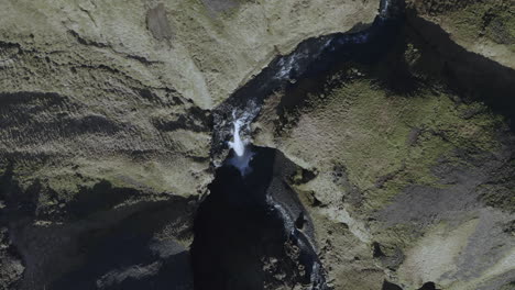Blick-Von-Oben-Nach-Unten-Auf-Den-Wasserfall-Kvernufoss-Island