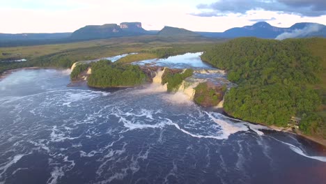 Aerial-view-of-Canaima's-Lagoon,-with-the-waterfalls-and-the-tepuy-mountains-at-the-back