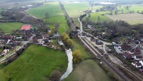 Dies-Ist-Eine-Drohnenaufnahme,-Die-Dem-Fluss-Stour-Durch-Wye-Folgt,-Einem-Historischen-Dorf-In-England