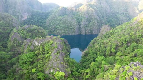 Vista-Aérea-Del-Paisaje-Espectacular-Y-El-Agua-Turquesa-Del-Océano-En-La-Laguna-Gemela-En-La-Isla-De-Coron,-Palawan,-Filipinas