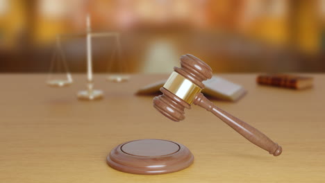 Gerichtssaal-Hammer,-Der-Geschlagen-Wird,-Um-Eine-Auktion-Oder-Ein-Schuldspruch-In-Zeitlupe-In-4k-Zu-Entscheiden