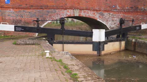 4K-view-of-a-canal-gate-in-the-bridgewater-and-Taunton-canal