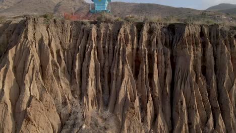 Erosión-Creando-Crestas-Escarpadas-Y-Formaciones-Irregulares-De-Tierra,-Antena