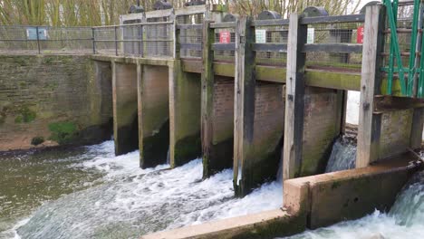 4k-Wasserdamm,-Dammstruktur,-Tore-Für-Den-Wasserfluss-Im-Flusston-Taunton-Somerset