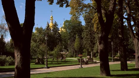 Kloster-St.-Michaels-Mit-Goldener-Kuppel,-Umrahmt-Von-Herbstlichen-Bäumen-Im-Volodymyrska-Park-Kiew