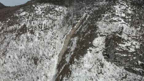 Schneebedeckte-Alpenberge-Im-Winter-Am-Mont-Du-Dome-In-Quebec,-Kanada