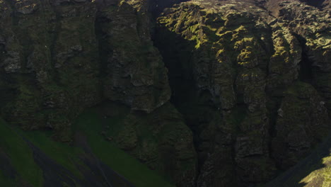 Montañas-Soleadas-En-La-Península-De-Snaefellsnes,-Islandia,-Tiro-Ancho-Inclinado-Hacia-Arriba