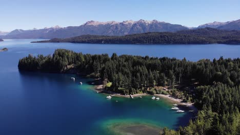 Die-Klare-Luft-Patagoniens-Zeigt-Lebhaftes-Grün-Und-Blau-Von-Puerto-Manzano