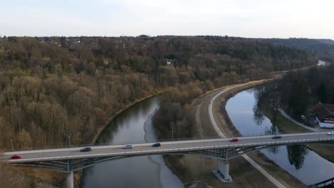 Drohne-Zeigt-Den-Verkehr-Auf-Einer-Brücke-über-Den-Fluss