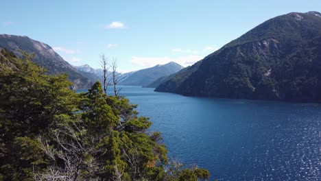 Vista-De-ángulo-Alto-Del-Lago-De-Montaña-Azul-Oscuro-Profundo-En-Patagonia-Argentina