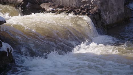 50-Fps-Starke-Strömung-Fällt-An-Einem-Hellen-Tag-Vom-Kaskadenwasserfall-In-Einem-Fluss