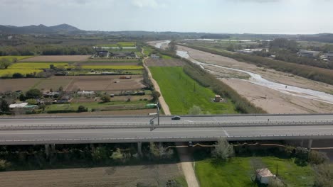 Aerial-Dolly-Links-Schuss-Des-Verkehrs-Auf-Der-Spanischen-Autobahn-An-Einem-Sonnigen-Tag