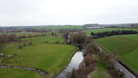 Eine-Sich-Senkende-Drohne-Schoss-Entlang-Des-Flusses-Stour-Im-Dorf-Chartham