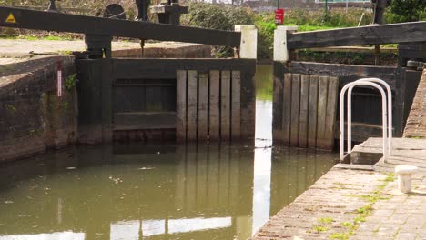 4K-Ansicht-Eines-Kanaltors-Im-Bridgewater--Und-Taunton-Kanal