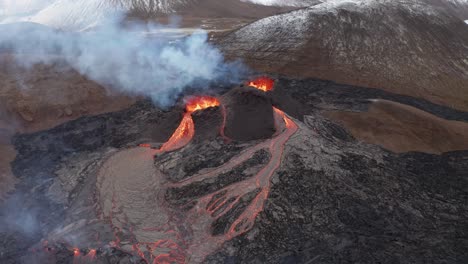 Vista-Panorámica-Desde-Arriba-Del-Volcán-En-Erupción-Con-Lava-Caliente-Que-Fluye-Del-Cráter