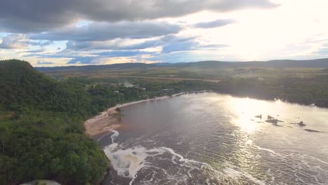 Luftaufnahme-Der-Lagune-Von-Canaima-Während-Des-Sonnenuntergangs-Von-Den-Wasserfällen