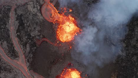 Cráter-Del-Volcán-Fagradalsfjall-Arrojando-Lava-Ardiente-Durante-La-Erupción-En-La-Península-De-Reykjanes,-Islandia